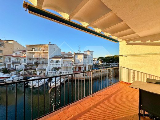 Appartement moderne avec vue sur le canal et grande terrasse