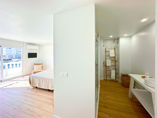 Apartment with mooring and tourist license, renovated in Empuriabrava