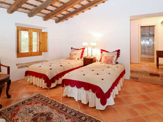 Farmhouse with outbuilding and 5000m2 of land in Catalonia