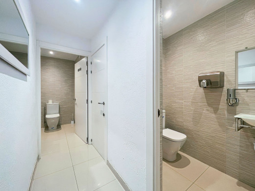 Immeuble avec appartement et restaurant en vente à Roses