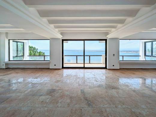 Villa with 180º sea views for sale in Roses, to renovate