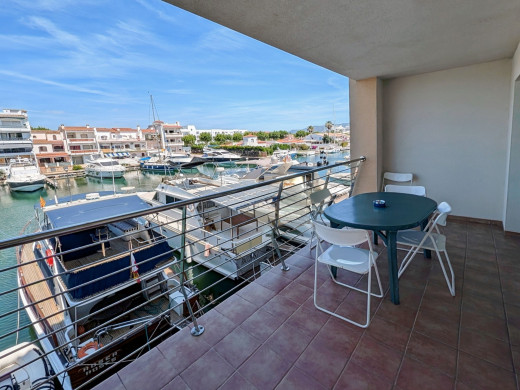 3 apartment building with garage and 20 m mooring in Empuriabrava