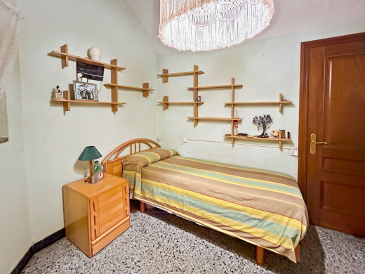 Gran casa de pueblo en Borrassà con mucho potencial