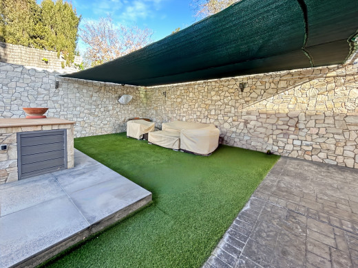 Detached house with pool and garage
