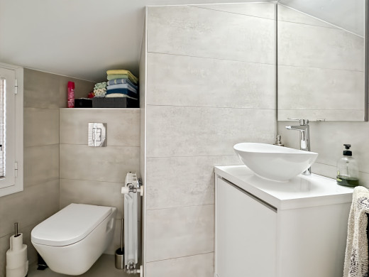 Renovated top floor flat in L'Escala, private garage