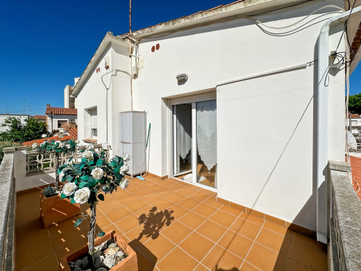 Maison à 100 m de la plage de Riells, avec jardin et terrasses