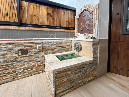 Casa renovada con terraza, piscina y garaje
