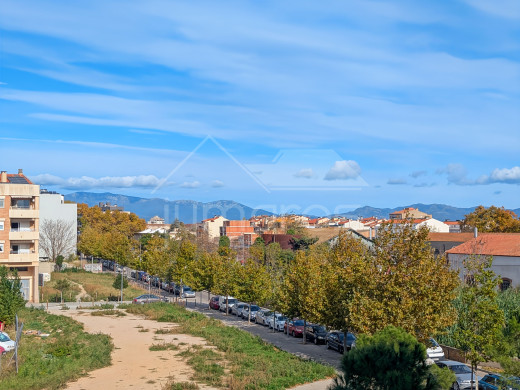3-bedroom flat with terrace and unobstructed views in Figueres
