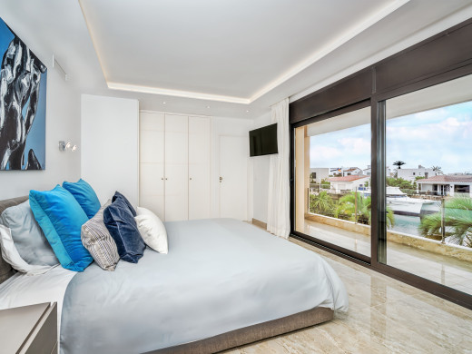Exceptional villa with a 28 m mooring for sailboats / catamarans