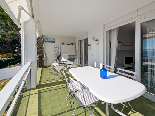 Apartment with sea views, large terrace, parking, and storage room – Canyelles Beach