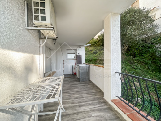 Apartment with sea view, tourist license, and parking in Roses