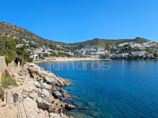 Seafront apartment with a tourist licence in Roses