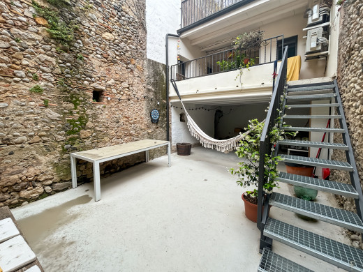 Apartamento dúplex con terraza y garaje en el corazón del Alt Empordà