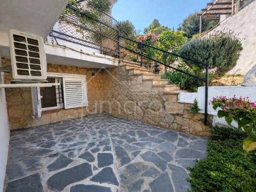 Appartement rénové avec une grande terrasse près de la plage à Llançà