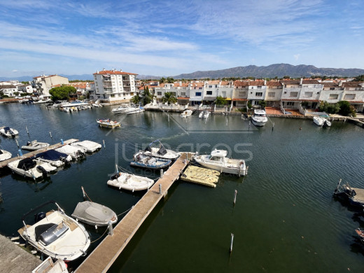 Renovated flat with private mooring in Empuriabrava