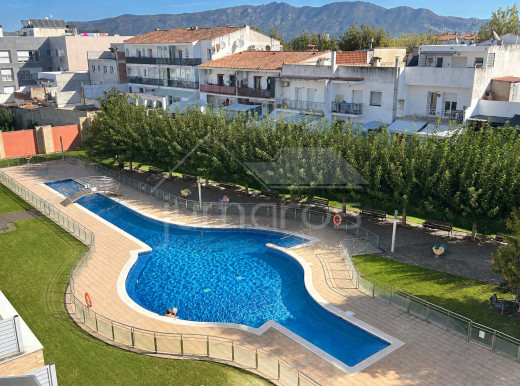 Piso de dos habitaciones, piscina comunitaria y aparcamiento privado