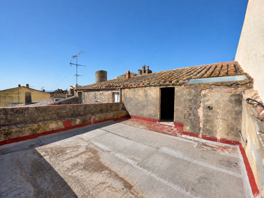 Village house to renovate opposite Bellcaire d’Empordà Castle