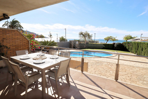 3 habitaciones, primera línea, vista mar, piscina y parking