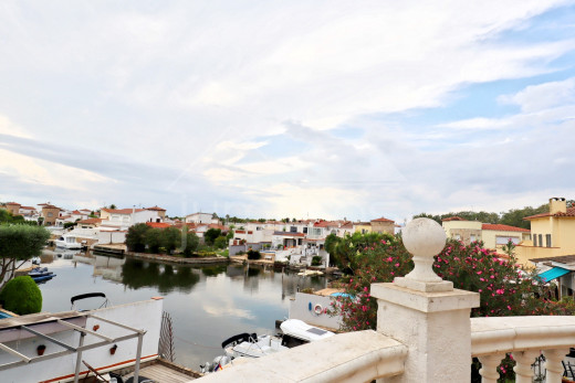 Maison au canal avec amarre privée