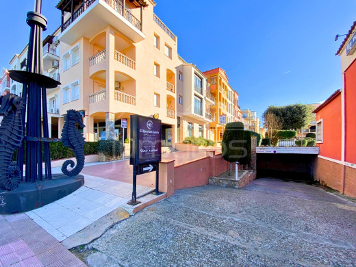 Piso con vistas al mar y parking privado en Empuriabrava