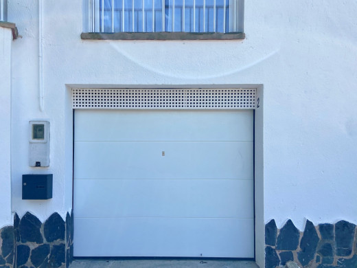 Belles vues mer: Maison avec garage et licence touristique à 300 m de la plage à Canyelles