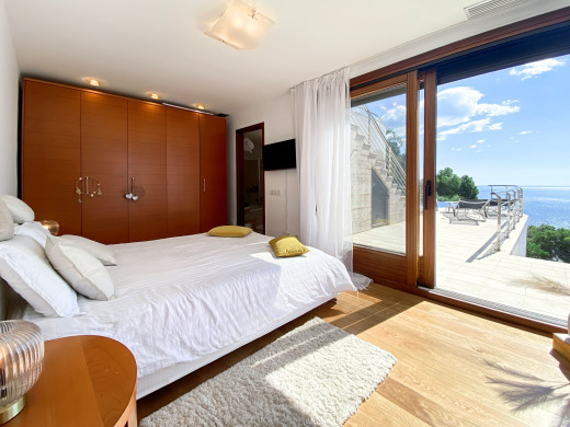 Villa de lujo con vistas panorámicas al mar y licencia turística en Roses