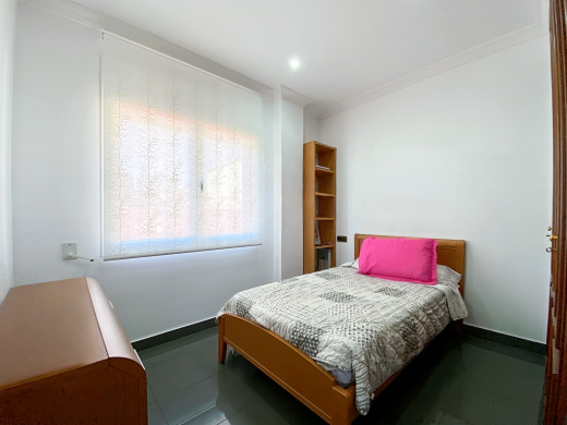 Casa con piscina y grandes garajes en Castellón d'Empúries