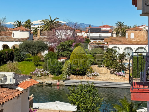 House on the canal with parking and community pool