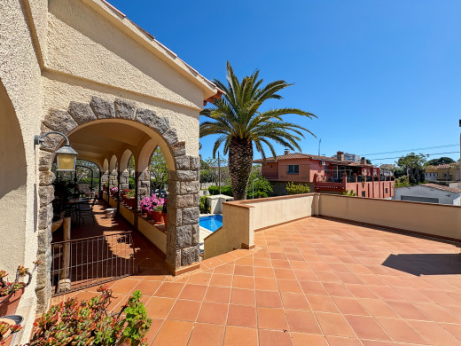Villa avec jardin et piscine, à quelques pas du canal à Empuriabrava