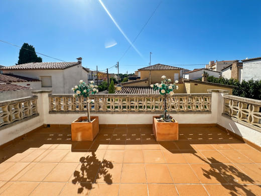 Maison à 100 m de la plage de Riells, avec jardin et terrasses