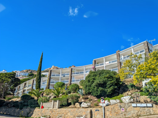 Apartment with sea views, large terrace, parking, and storage room – Canyelles Beach