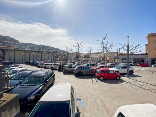 Apartment with a terrace in the centre of Roses, close to the beach