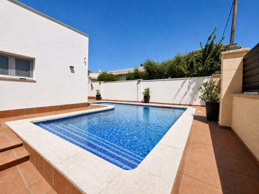Einstöckiges Haus mit großer Garage und Swimmingpool in Roses
