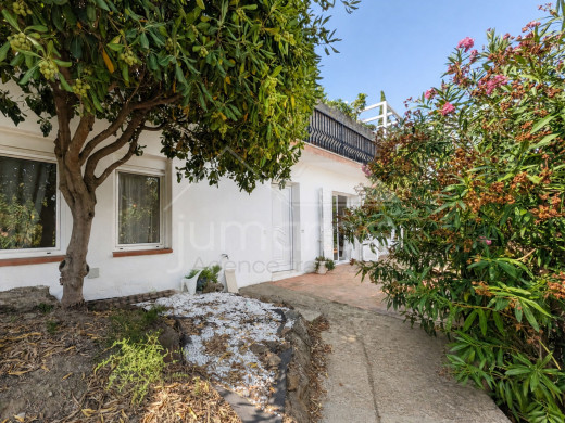 Appartement rénové avec une grande terrasse près de la plage à Llançà