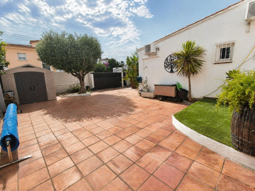Casa de planta baja con piscina y jardín en Empuriabrava