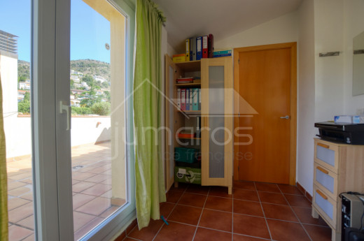 Superbe duplex avec 4 chambres, piscine, terrasse et garage