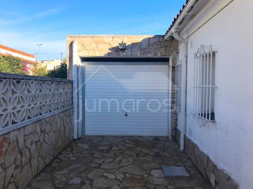 3 chambres, piscine privée, garage fermé et 2 places parking