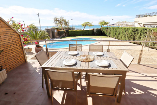 3 habitaciones, primera línea, vista mar, piscina y parking