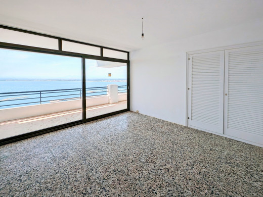 Villa with 180º sea views for sale in Roses, to renovate