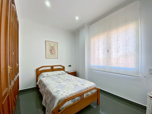 Casa con piscina y grandes garajes en Castellón d'Empúries