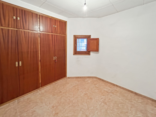 Gran casa de pueblo en Borrassà con mucho potencial