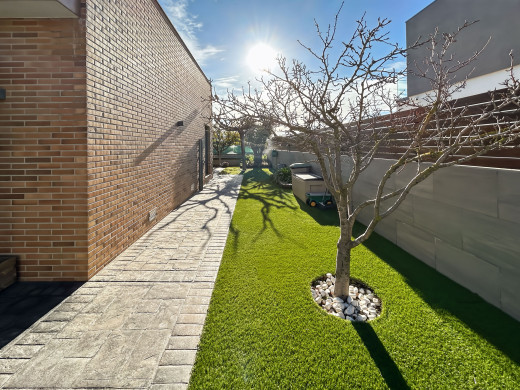 Detached house with pool and garage