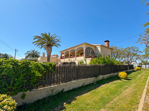 Villa avec jardin et piscine, à quelques pas du canal à Empuriabrava