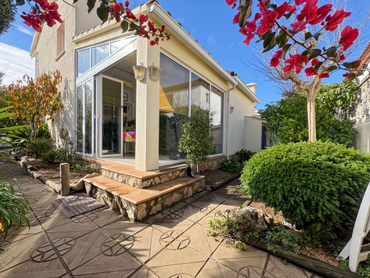 Maison à Empuriabrava avec piscine et garage, près de la plage