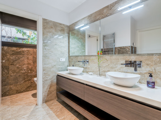 Exceptional villa with a 28 m mooring for sailboats / catamarans