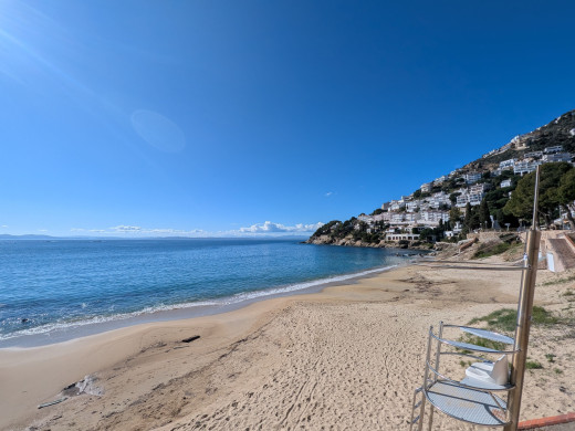 Apartment with sea views, large terrace, parking, and storage room – Canyelles Beach