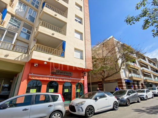 Apartment with a terrace in the centre of Roses, close to the beach