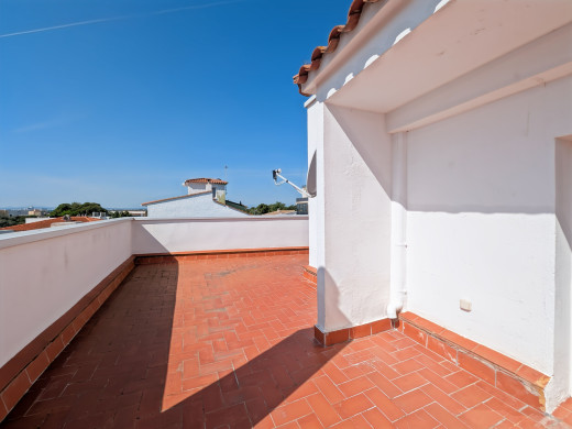 Maison avec 2 garages, grand terrain et sous-sol à La Garriga, Roses