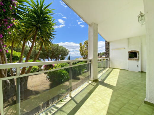 Appartement vue mer à 100m de la plage de Canyelles, parking + cave