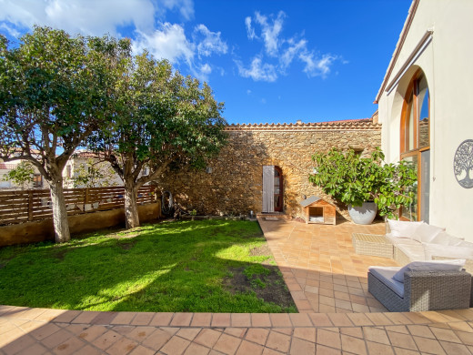 Maison avec grand jardin et loft indépendant au coeur du village